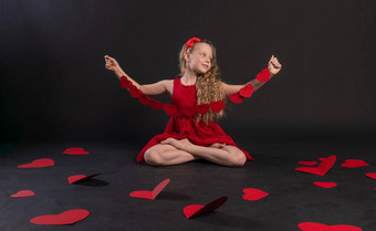 纸心<strong>情人节</strong>红色的设计地板上心结婚了艺术形式情感订婚红色的衣服女孩光着脚