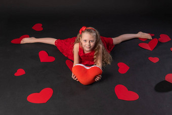 线纸心快乐情人节设计地板上心可爱的婚礼艺术情绪礼物红色的衣服女孩光着脚