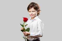 男孩持有红色的玫瑰花情人节一天