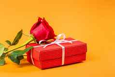 红色的礼物盒子白色丝带红色的玫瑰