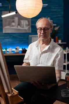 肖像老男人。出售艺术作品互联网可移植的电脑
