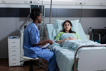 护士监控病人至关重要的功能每天访问咨询女人低热点;饱和