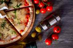 披萨奶酪Tomatos马苏里拉奶酪橄榄照片菜单