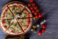 披萨奶酪Tomatos马苏里拉奶酪橄榄照片菜单