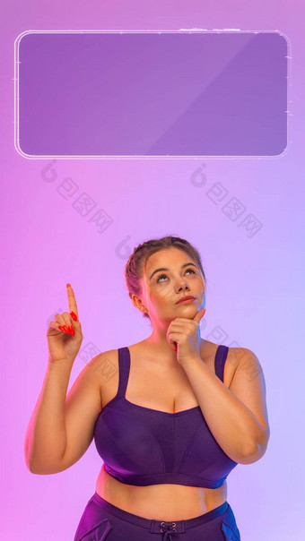 移动应用程序广告模板女人显示智能手机屏幕紫色的工作室背景女孩广告模型