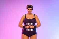 年轻的脂肪女人女运动员身体积极的健身女孩失去重量哑铃照片广告设计重量损失产品健身设备