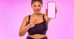 饮食健身程序模板女孩演示了屏幕智能手机演讲移动应用程序脂肪女人微笑粉红色的背景电话手