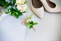 婚礼配件鞋子环小花香水白色背景