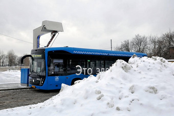 电公共汽车充电站充电工作严厉的冬天条件