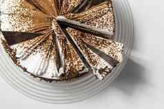 蛋糕巧克力撒巧克力芯片托盘白色背景减少一块前视图