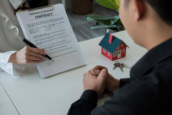 真正的房地产经纪人点合同纸建议客户标志的名字客户标志协议合同签名买出售房子真正的房地产概念联系协议概念