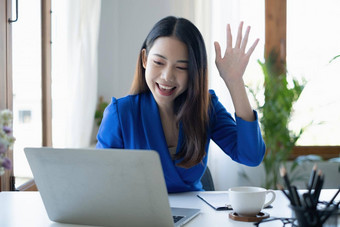 亚洲女人博主穿蓝色的西装会说话的追随者生活流媒体社会媒体应用程序自由工作首页概念