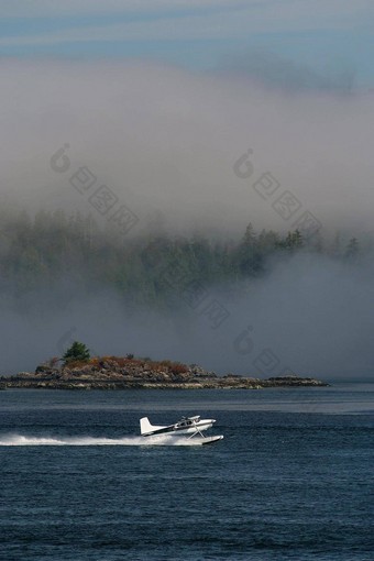 浮动飞机加速起飞tofino温哥华岛加拿大