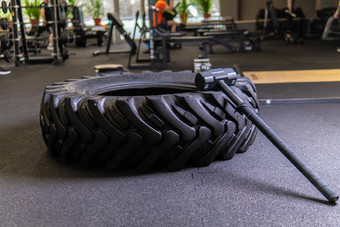 轮胎黑色的背景大锤谎言它成长健身轮大锤锻炼健身体育运动培训健身房成人健康的轮胎翻转俱乐部年轻的<strong>奉献</strong>交叉