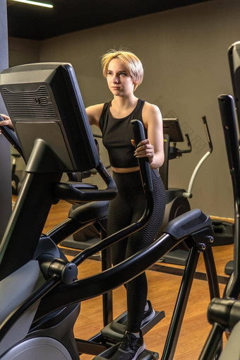 椭圆教练年轻的女人人健身锻炼运行娱乐运动服装活跃的教练有氧运动周期生活健身