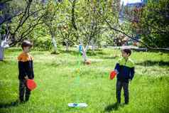 朋友玩绳球摇摆不定的球游戏夏天野营男孩哥哥快乐休闲健康的活跃的时间在户外概念