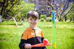 快乐男孩玩绳球摇摆不定的球游戏夏天野营快乐休闲健康的活跃的时间在户外概念