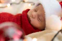 前视图肖像天生活新生儿可爱的有趣的睡觉孩子婴儿圣诞老人他包装红色的尿布白色加兰背景快乐圣诞节快乐一年婴儿童年冬天