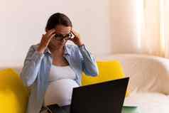 累了有压力的强调心烦意乱怀孕了业务女人移动PC休息沙发抑郁莱迪怀孕工作远程智能手机互联网在线技术首页孕妇离开概念
