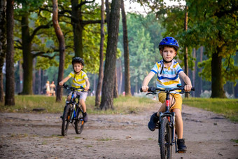 孩子男孩色彩斑斓的<strong>休闲</strong>衣服夏天森林公园开车自行车活跃的孩子们骑自行车阳光明媚的秋天一天自然安全体育<strong>休闲</strong>孩子们概念