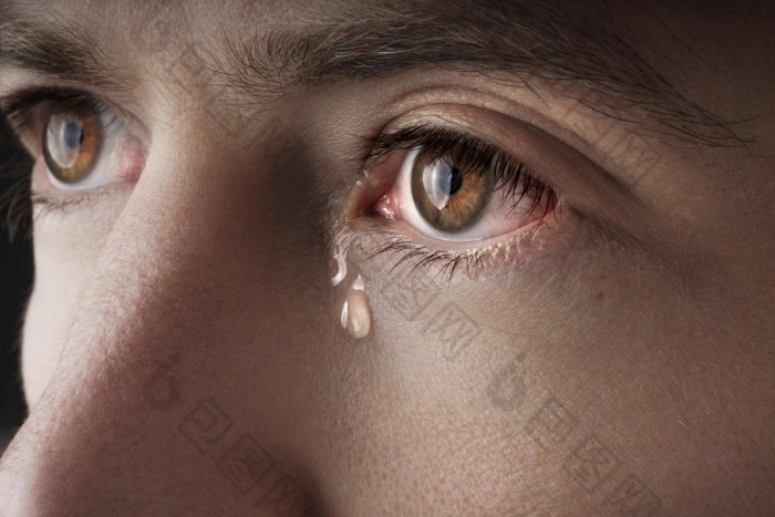 特写镜头年轻的哭男人眼睛眼泪图片-包图网企业站