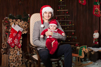男人。孩子穿着圣诞老人老人扶手椅木壁炉一年的夏娃