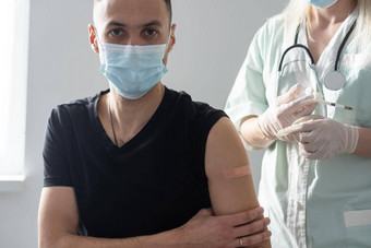 医生疫苗的年轻的有吸引力的男人。接收拍摄科维德冠状病毒疫苗疫苗接种升压疫苗接种