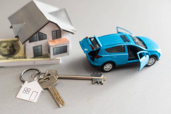 储蓄钱小玩具车房子贷款概念金融增长财产灰色的背景表格
