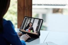 应用程序沟通员工在线视频会议女人沟通视频调用业务合作伙伴坐在有创意的现代办公室空间