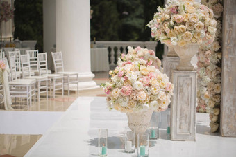 美丽的花束玫瑰花瓶背景婚礼拱美丽的集婚礼仪式