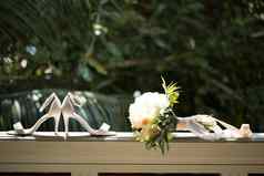 婚礼鞋子花束花棕榈树背景