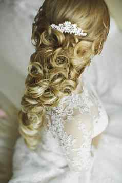头发设计师使新娘婚礼发型新鲜的花