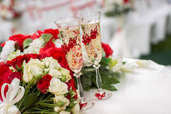 香槟眼镜婚礼仪式在户外花束红色的花