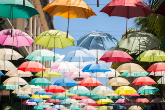 多色的雨伞背景色彩斑斓的雨伞浮动街街装饰