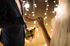晚上婚礼仪式新娘新郎持有手背景灯灯笼
