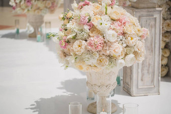 美丽的花束玫瑰花瓶背景婚礼拱美丽的集婚礼仪式