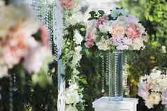 美丽的婚礼仪式公园装饰花水晶珠子