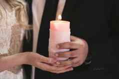 婚礼仪式用具新娘新郎持有大蜡烛手
