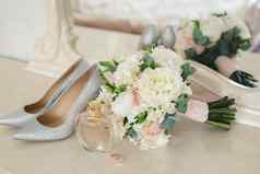 银鞋子新娘香水花束婚礼环沙拉酱表格镜子