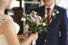 婚礼花束白色淡紫色花手新娘