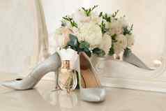 银鞋子新娘香水花束婚礼环沙拉酱表格镜子