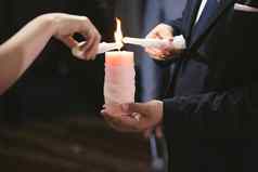 婚礼仪式用具新娘新郎持有大蜡烛手