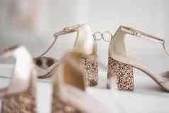 黄金婚礼环新娘婚礼鞋子