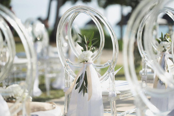 白色透明的椅子婚礼仪式
