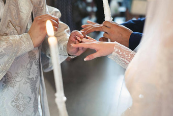 牧师奉献婚礼环手指新娘新郎婚礼传统仪式手年轻的夫妇教堂