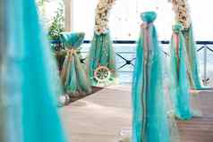 婚礼海滩美丽的婚礼拱装饰花海海洋
