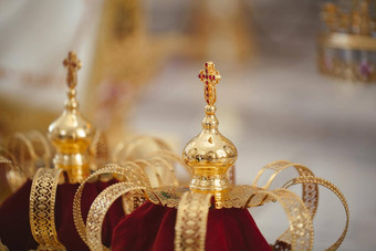 婚礼金冠准备好了婚礼仪式正统的教堂