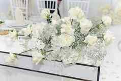 婚礼花装饰白色宴会餐厅
