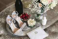 早....新娘婚礼一天鞋子环香槟草莓花束