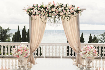 婚礼拱装饰花站豪华的区域婚礼仪式